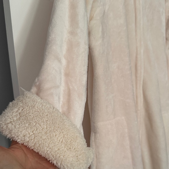 Natori Cream Robe - Picture 4 of 6